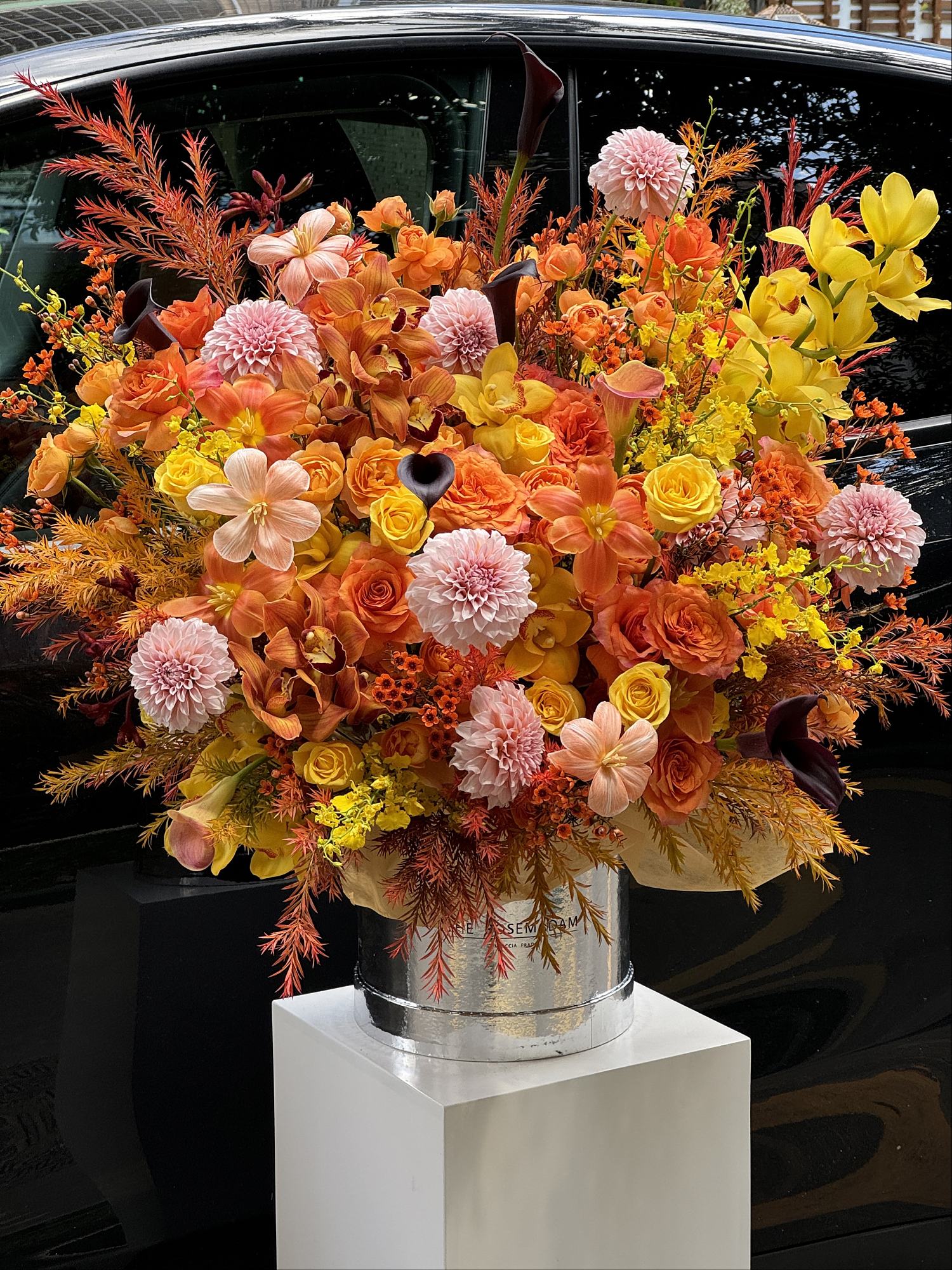 橙色黃色粉紅色大型混合鮮花抱抱桶