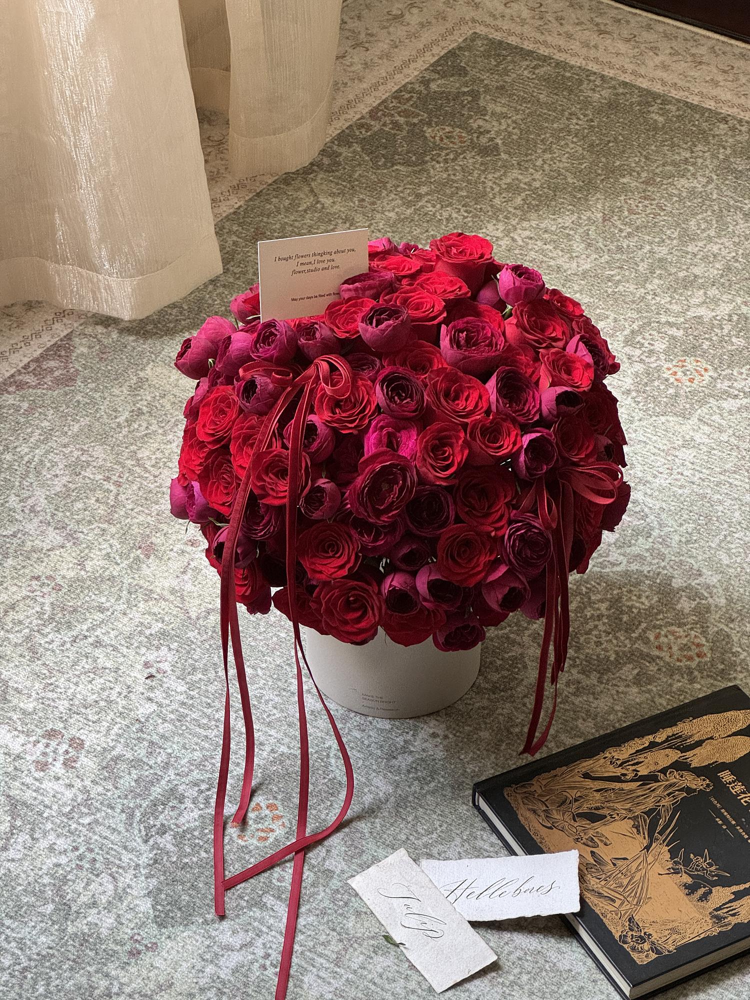 深紅玫瑰圓形抱抱桶