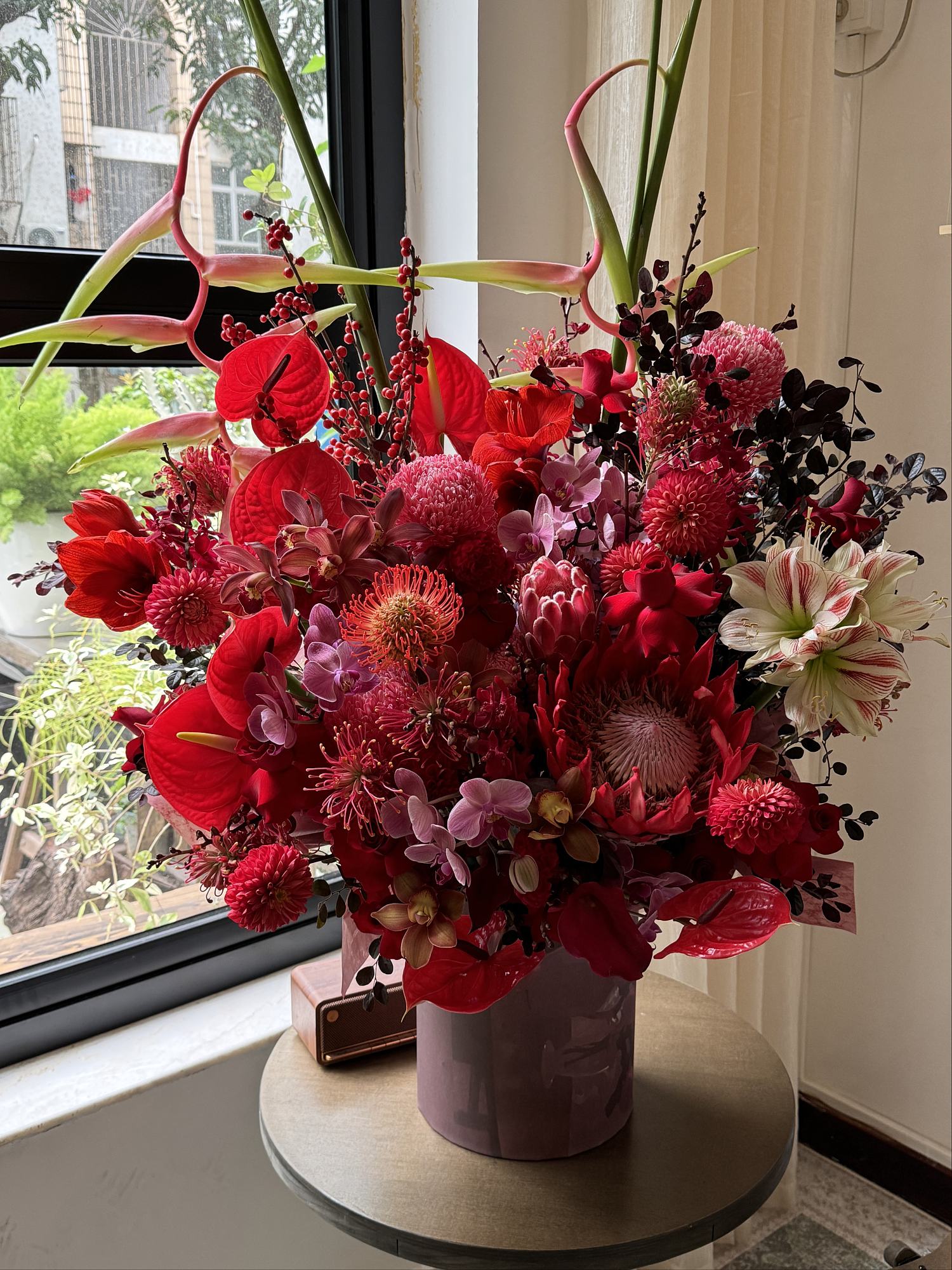 紅色酒紅色大型混合鮮花與蘭花抱抱桶