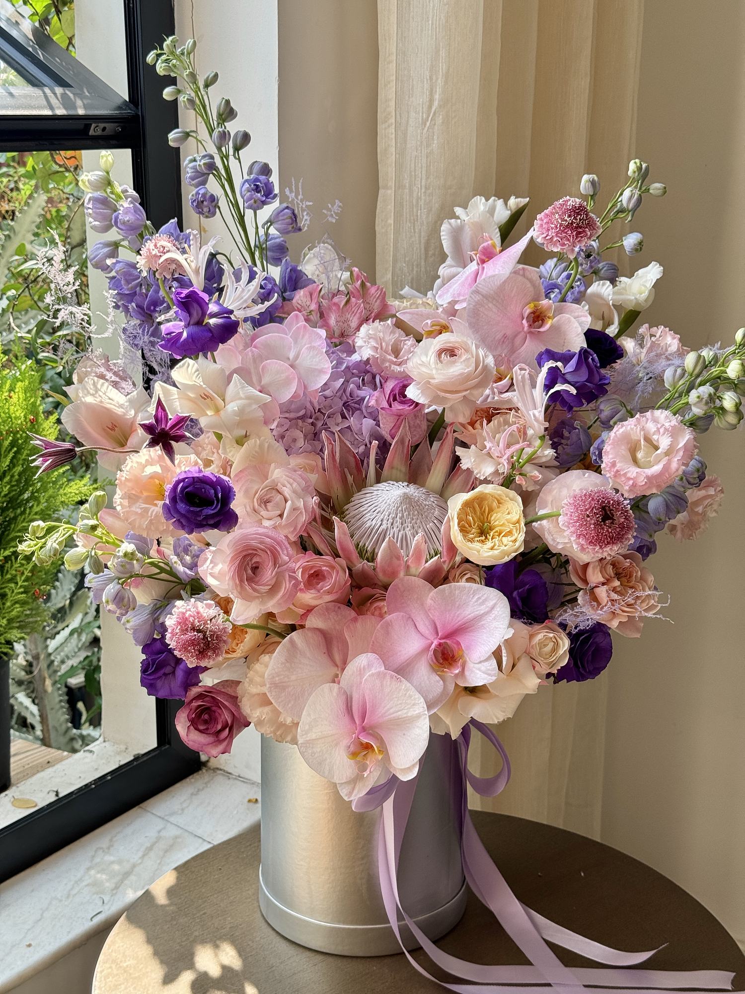 粉紅紫色杏色大型高身混合鮮花抱抱桶