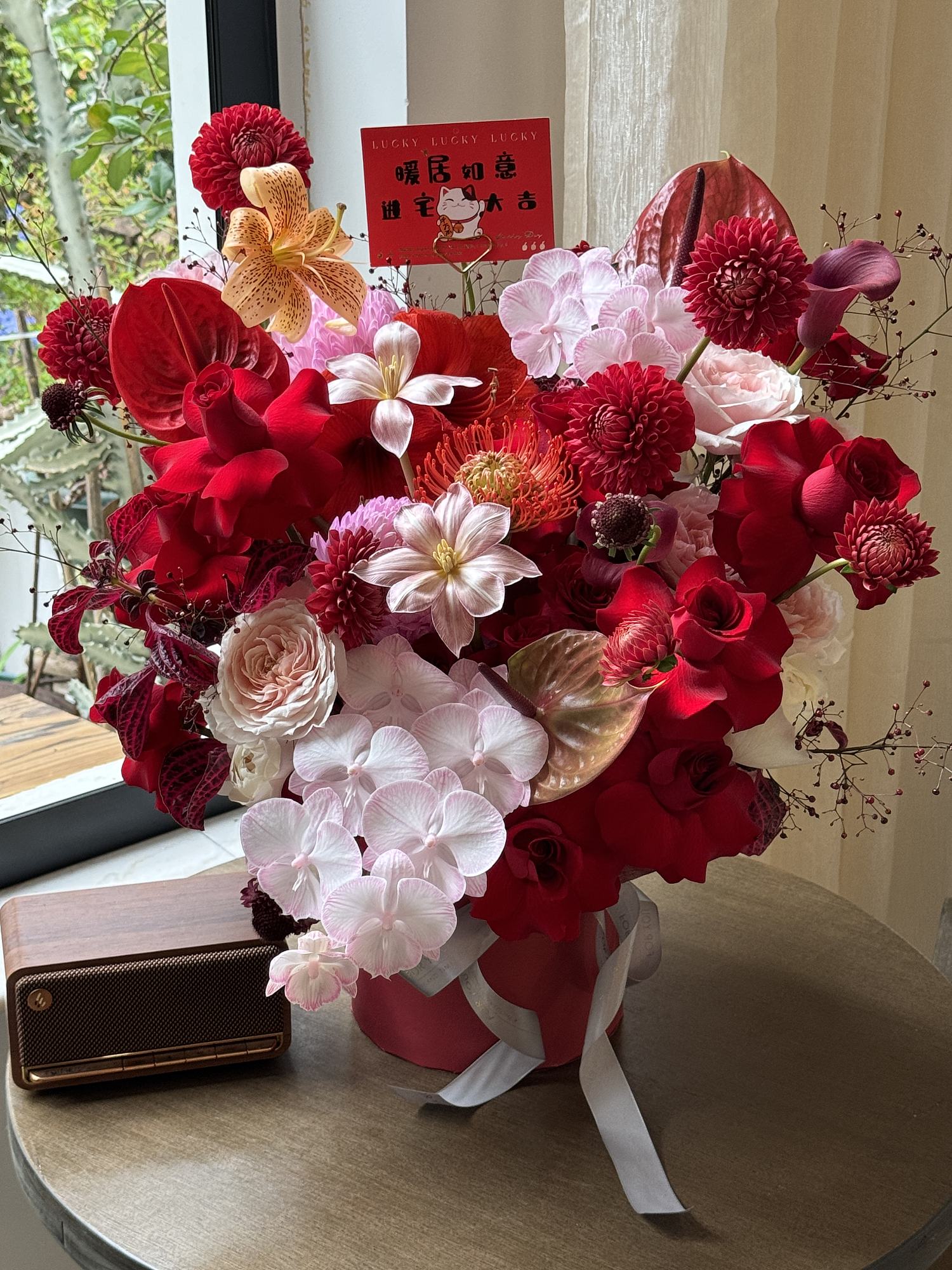 紅色粉紅色混合鮮花與蘭花大型抱抱桶