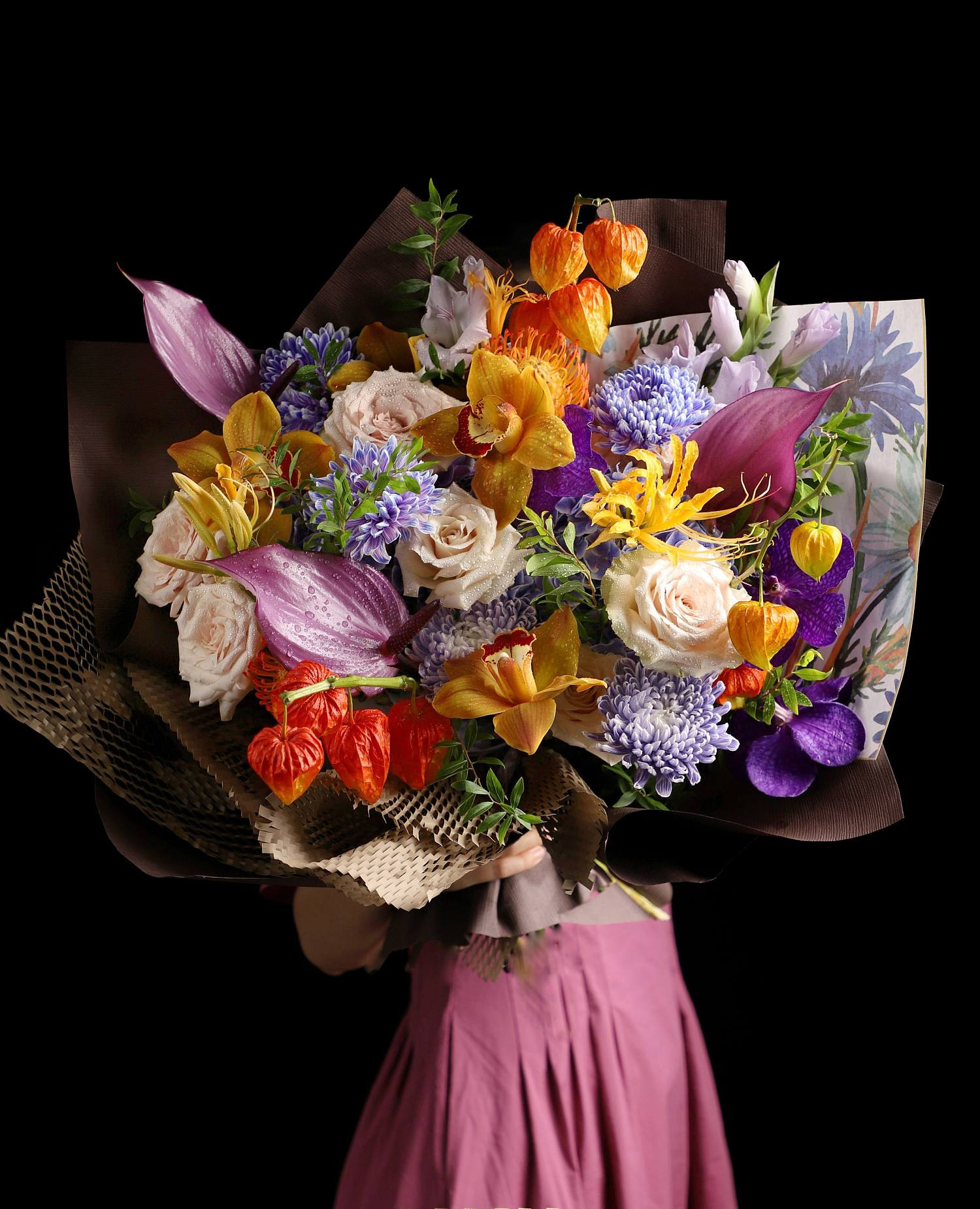 橙色蘭花、紫色紅掌與淡色玫瑰大型花束