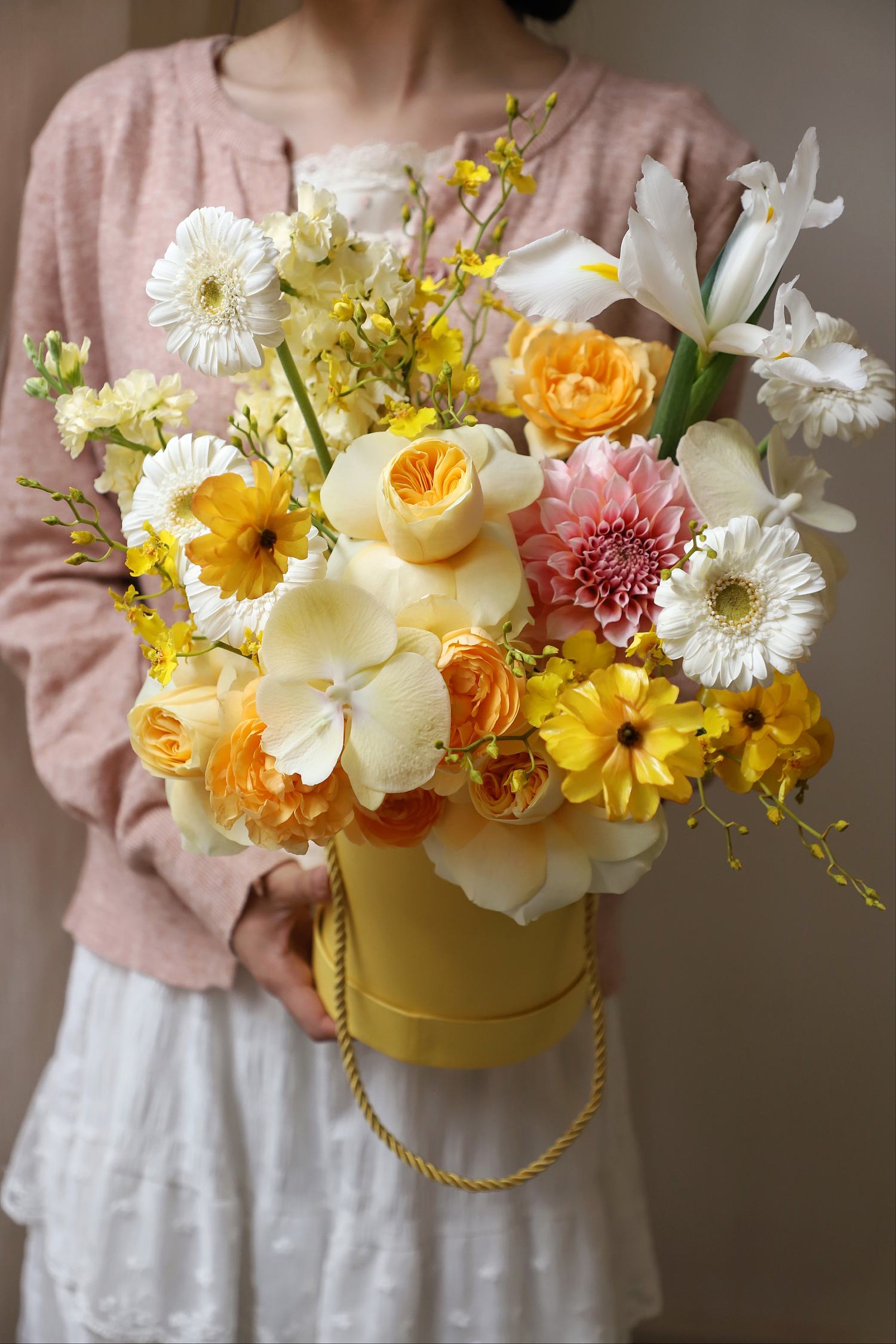 黃色白色橙色混合鮮花手提花桶