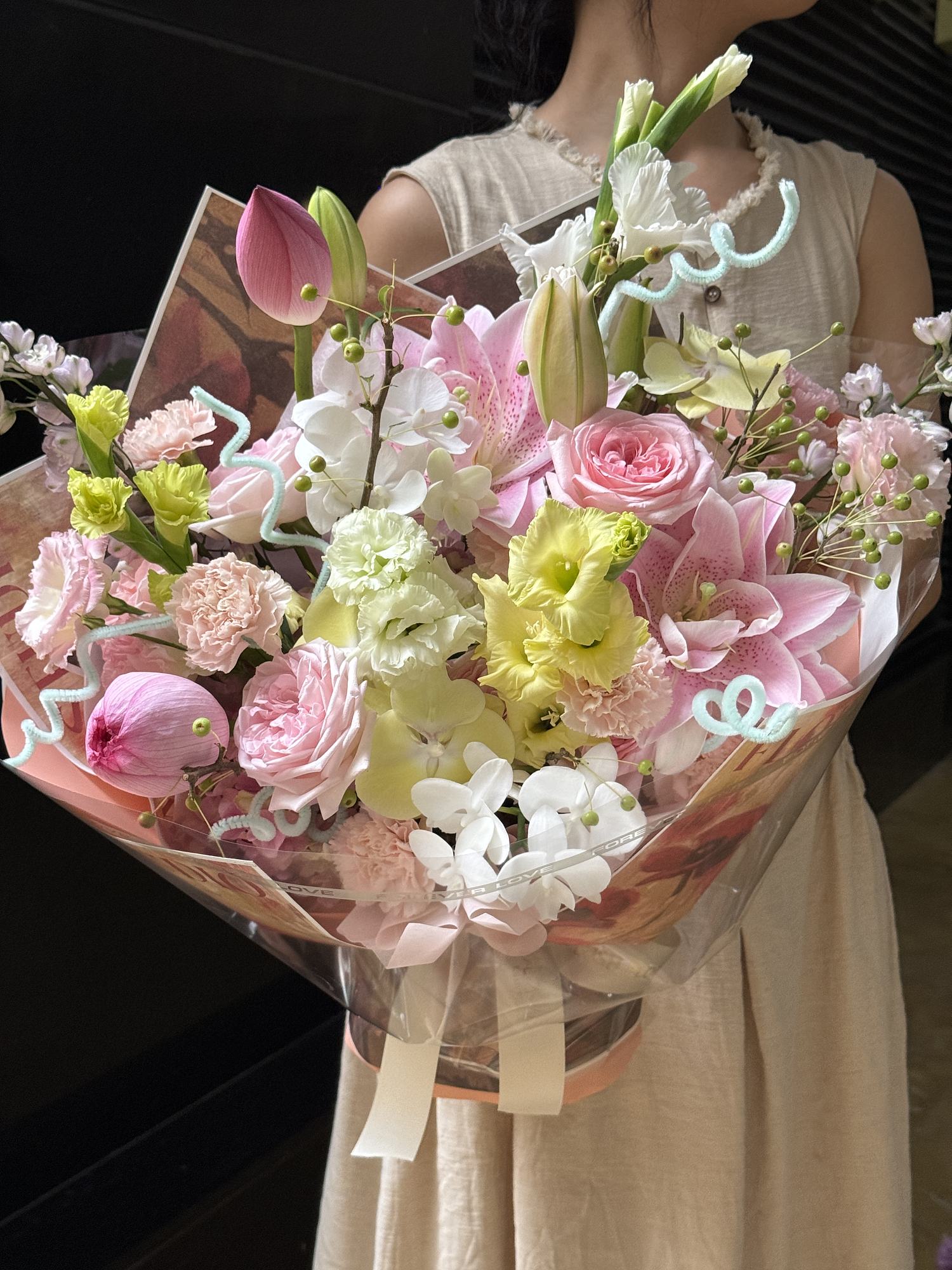 粉紅馬蹄蓮、玫瑰、柔白蘭花與嫩綠配花大型花束