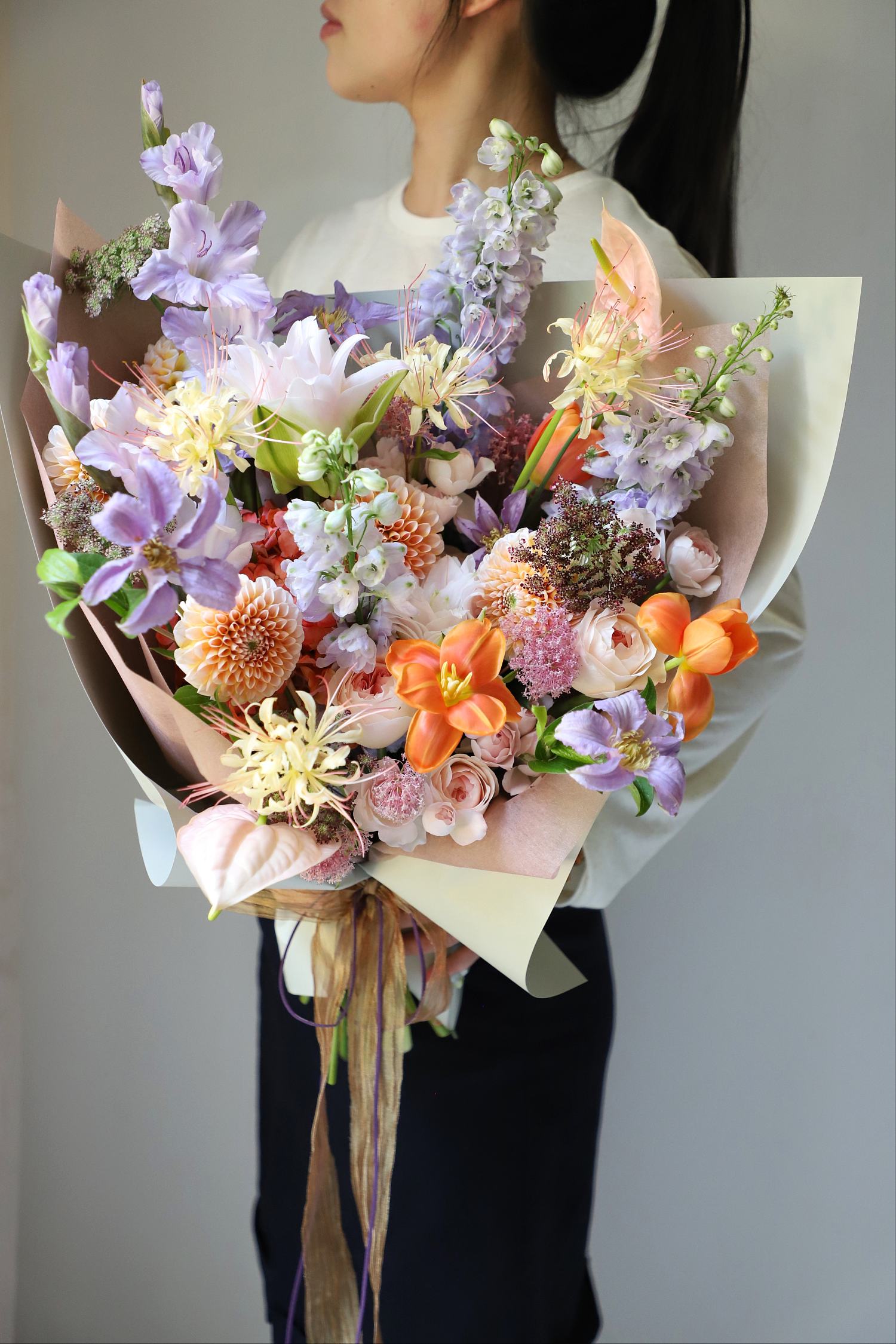 粉橘淡紫色自然感混合鮮花花束