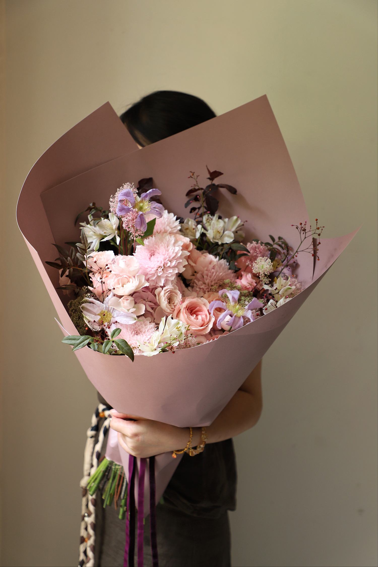 柔粉與淡紫色混合鮮花手綁花束