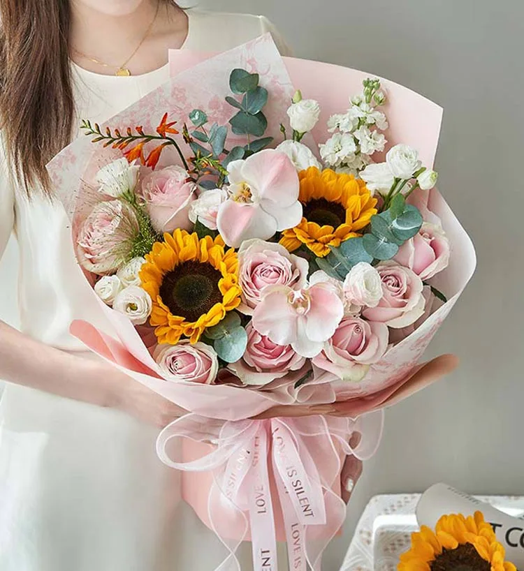 粉玫瑰、向日葵、蝴蝶蘭及多種配花花束