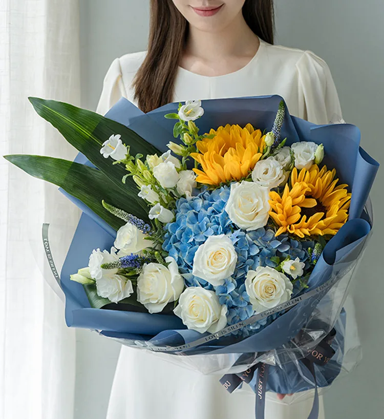 白玫瑰、藍繡球、向日葵與白色配花花束