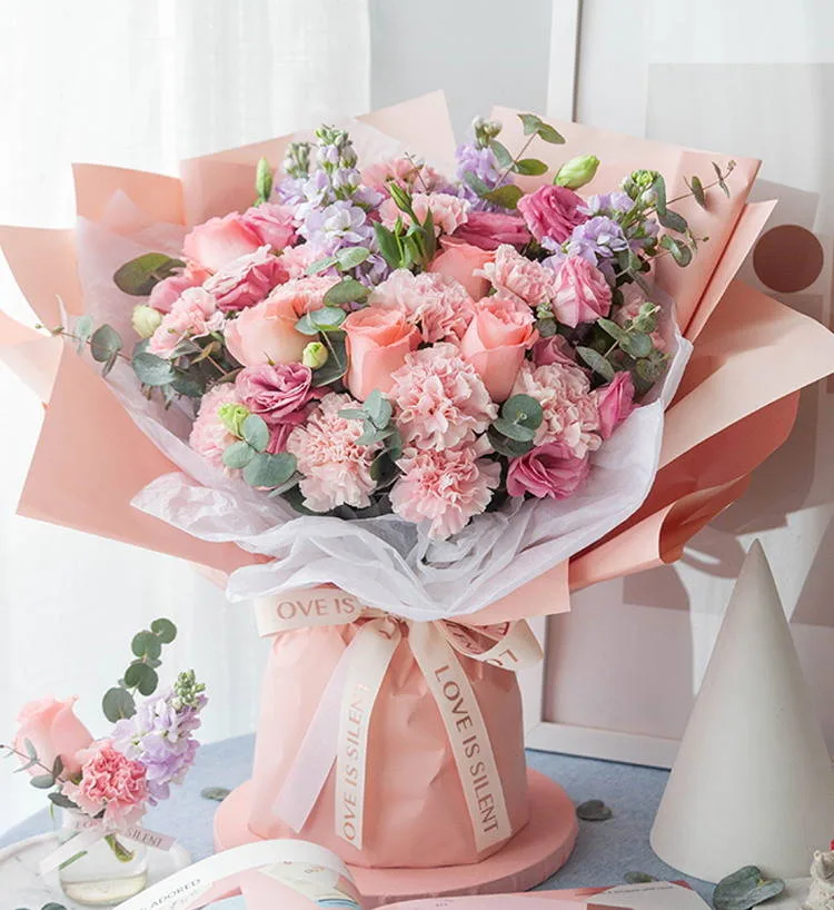 粉紅康乃馨、粉玫瑰與淺紫花材花束