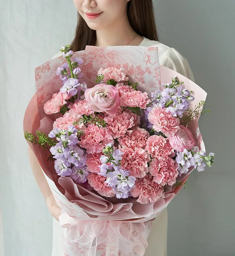 粉紅康乃馨、淺紫紫羅蘭與粉紅洋牡丹花束