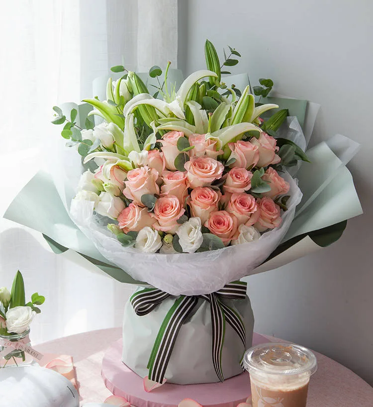 艾莎玫瑰配多頭白色香水百合花束