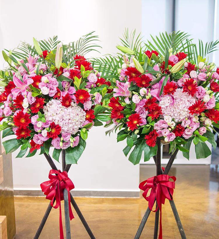 紅粉色扶郎、繡球、洋桔梗與百合開幕花籃一對